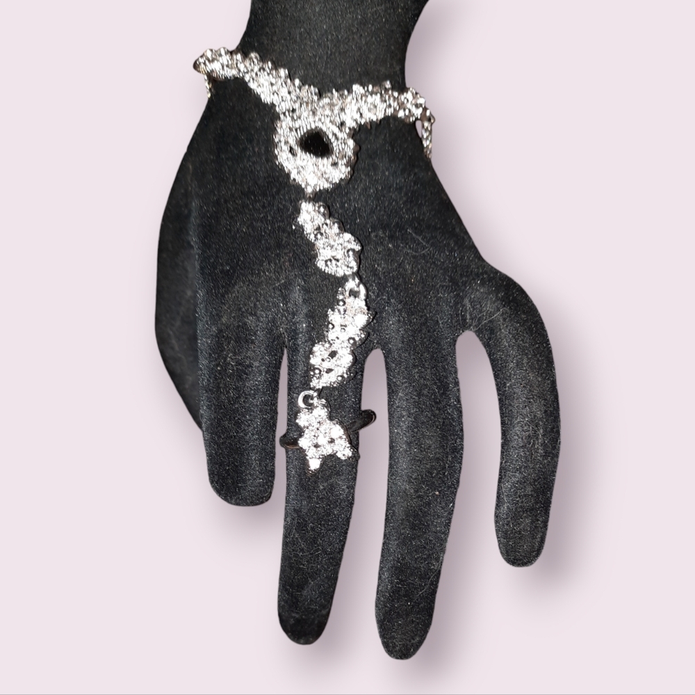 Hand & finger Bracelet Ring Tribal Ornate like new rhinestones adjustable